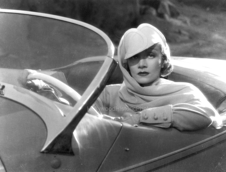 Marlene Dietrich 1936 Photo shoot for Desire 1.jpg